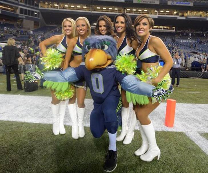 Le cheerleader dei Seahawks in posa con la mascotte di Seattle Blitz (Reuters)
